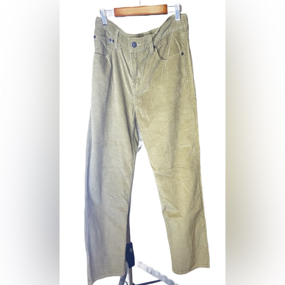 Women’s Classic Levi’s back patch, red tab branding, straight leg.